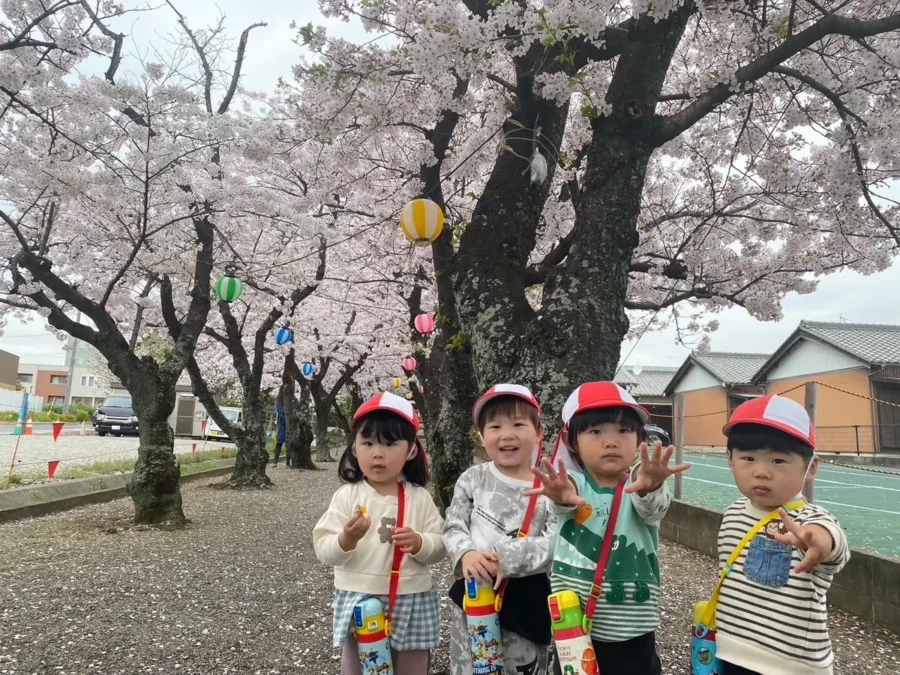春の行事を楽しむ子どもたち