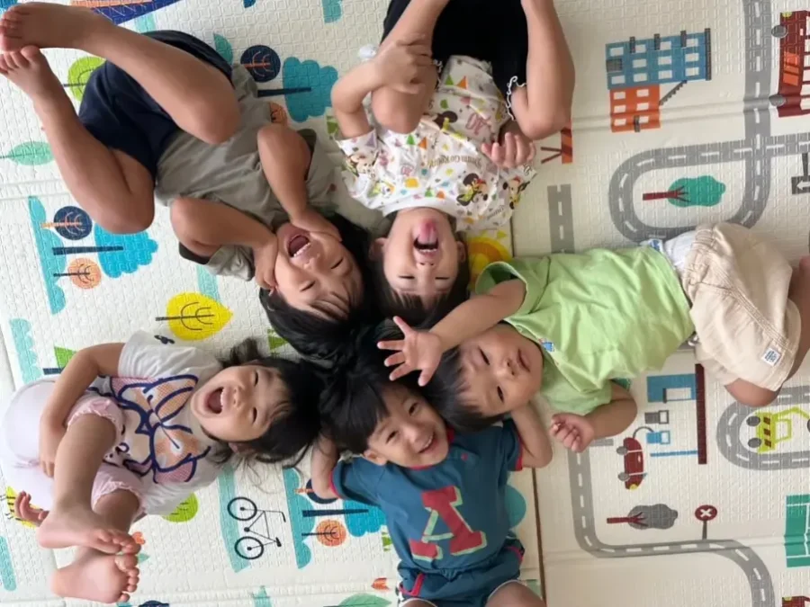 室内で遊ぶ子どもたち