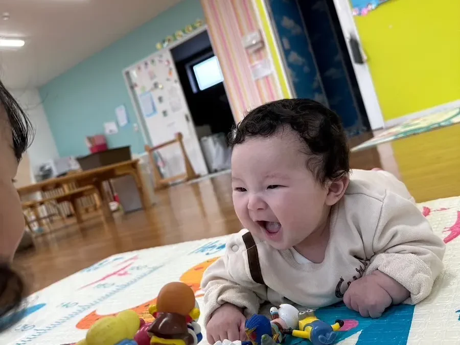 保育者と過ごす子ども